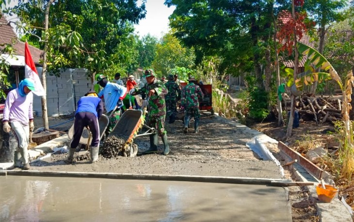 Proses betonisasi jalan desa di TMMD 