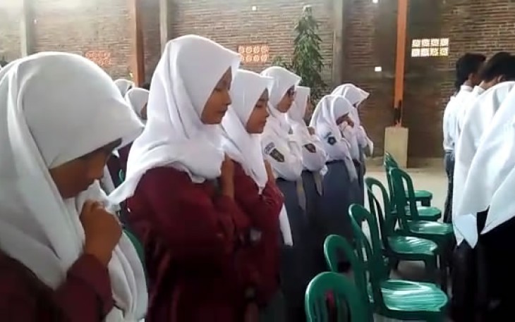 Pelajar ketika menerima materi wasbang dari Kapten Yahoo