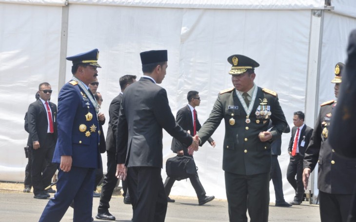 Pangdam Jaya Mayjen TNI Eko Margiyono beserta Kapolda Metro Jaya Irjen Pol Gatot Eddy Pramono saat menyambut kedatangan Bapak Presiden RI Joko Widodo