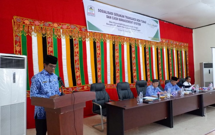 Kepala BPKK Aceh Singkil Aidil Yudi Irawan saat menyampaikan laporannya dalam sosialisasi gerakan transaksi non tunai dan cash management system