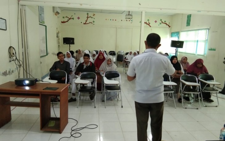 Tim penyuluh Narkoba dari BNNK Lhokseumawe sedang memberi pemahaman tentang Bahaya Narkoba bagi siswa/siswi SMU Muara Satu.