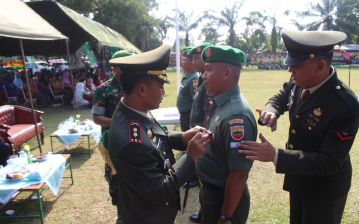 Dandim 0209/ LB Letkol Inf Santoso menyematkan pangkat kepada enam personel Kodim 0209/LB