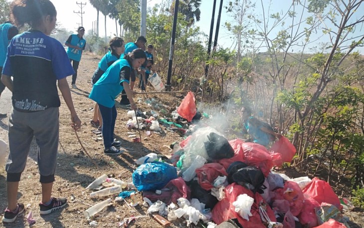 KMK BSB saat Bersihkan Sampah di Pinggir Jalan