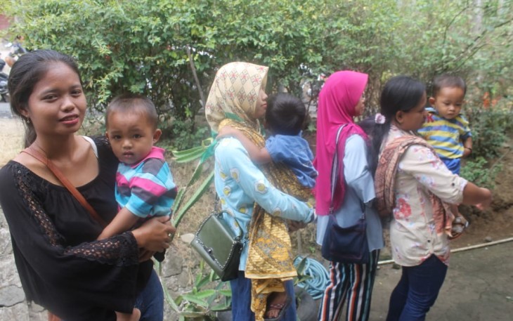 Warga Dusun Kalirau Berbondong Bondong Datangi Posyandu