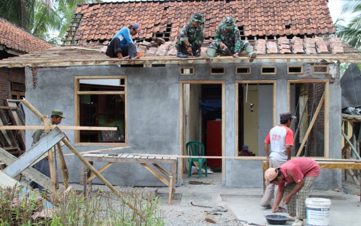 pemasangan genteng