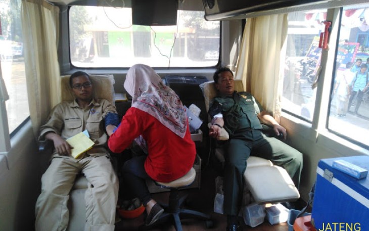Babinsa Ceper Dan Mahasiswa Polman Lakukan Donor Darah  