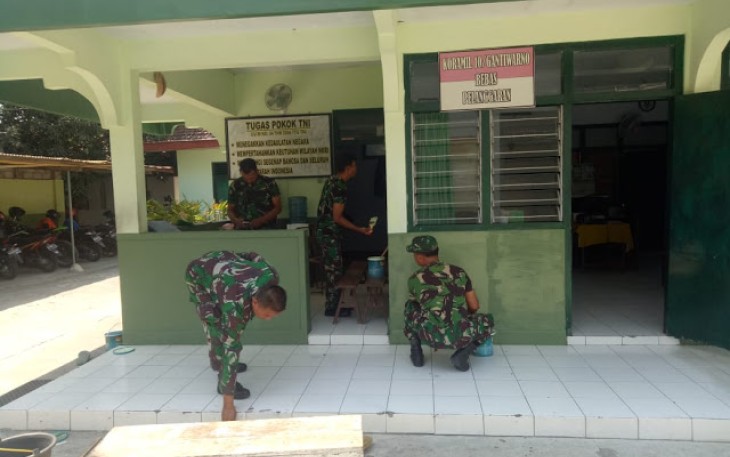 Koramil Gantiwarno Melaksanakan Pemeliharaan Bangunan 