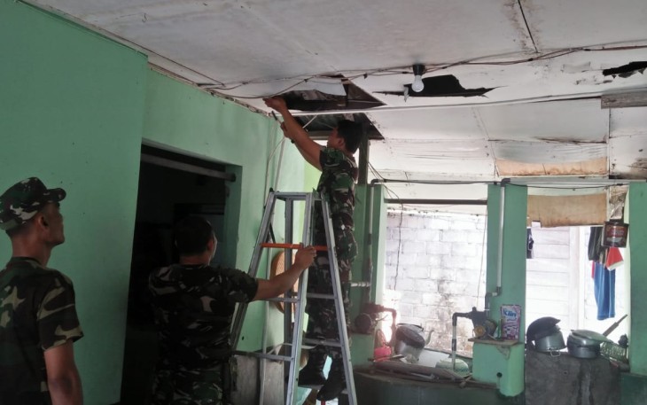 Koramil 12/Manisrenggo Melakukan Perawatan Kantor  