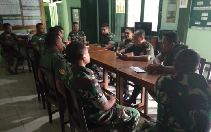 Danramil 12/Manisrenggo Kapten Inf R Basuki Beri Arahan Pada Anggotanya 