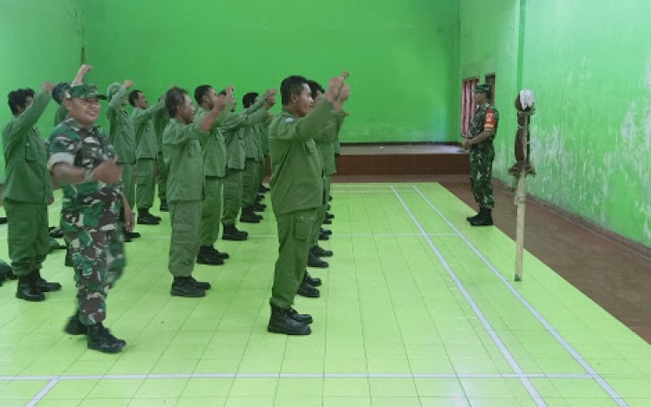 Serka Ponimin Memberikan Pelatihan PBB Pada Linmas 