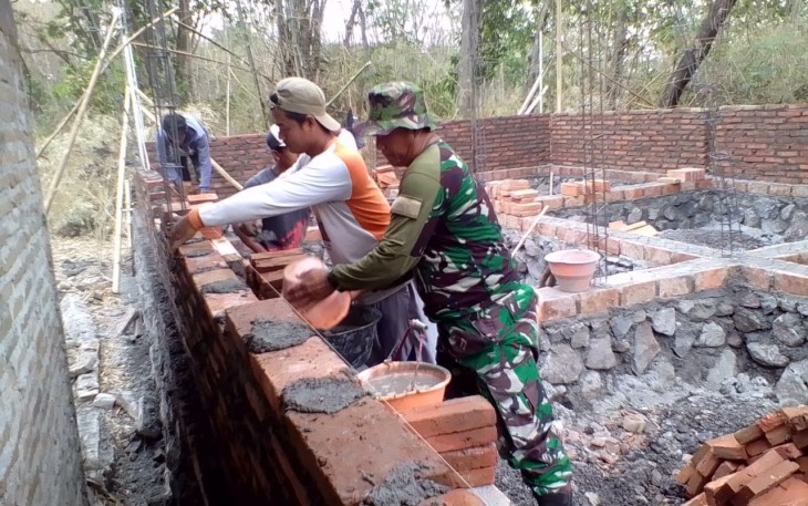 Babinsa Wonosari Bantu Pengerjaan RTLH Di Desa Binaan