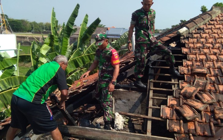 Babinsa dan Warga Bantu Padamkan kebakaran kantor Pos Juwiring