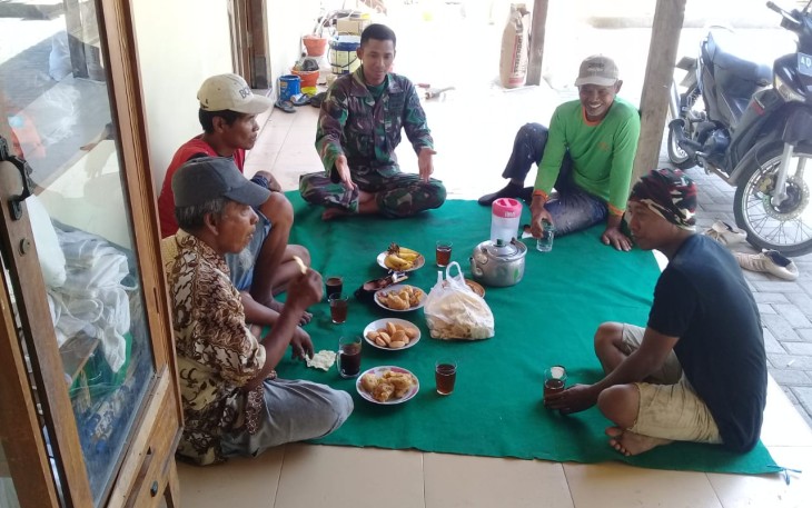 Babinsa Troso saat melakukan komsos bersama masyarakat