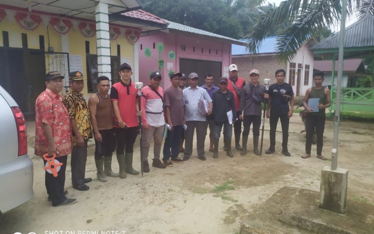 Tim ukur Dinas Pertanahan dan BPN Aceh Singkil saat melakukan pengukuran dikawasan Kecamatan Suro daerah setempat.