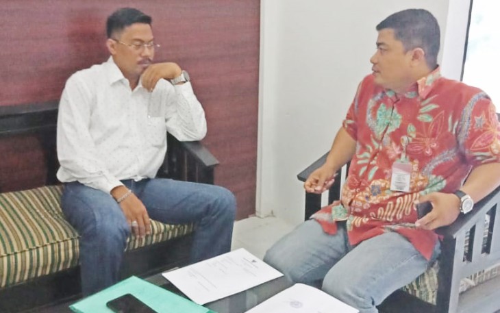 Kuasa Hukum NZ Mantan Terpidana Khalwat di Bireuen Ari Syahputra SH (Kemeja Putih) terlihat berbincang dengan pejabat teras Kantor Ombusman RI Aceh   Rudi Ismawan,Kepala Keasistenan bidang PVL (Pemeriksaan dan Verifikasi Laporan) Ombusman RI perwakilan Aceh Seusai Menyerahkan Berkas Laporan Gugatan Kliennya Jumat 11 Oktober 2019.