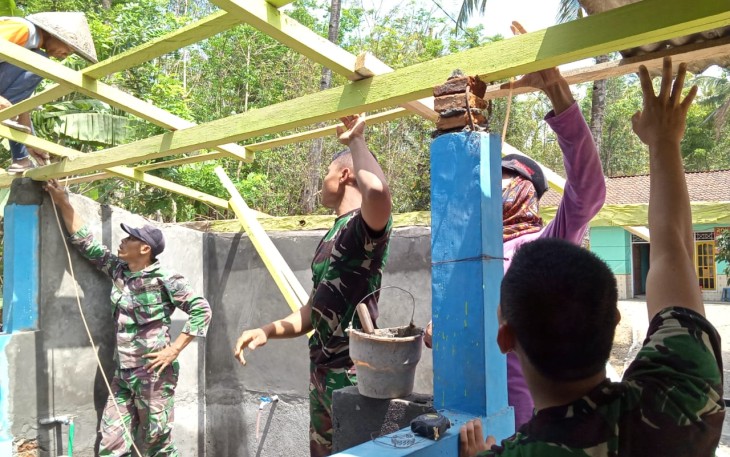 Pemasangan Asbes untuk Rehab MCK Mushola Al Mukhlisin Desa Cilibang