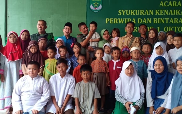 Anggota Kodim 0505/JT Santuni Anak Yatim