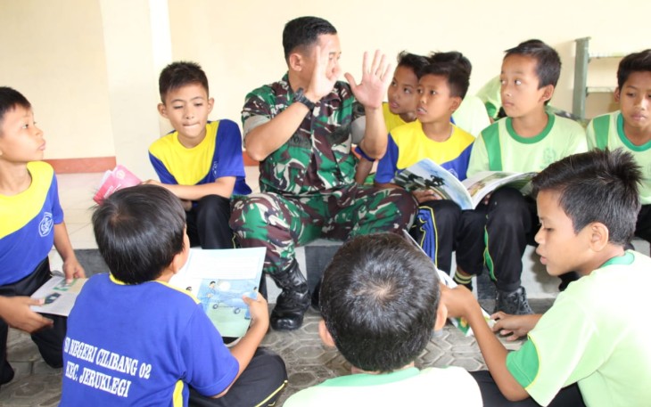 Sertu Mulyono memberikan wawasan kebangsaan serta menjelaskan makna TMMD kepada anak usia SD