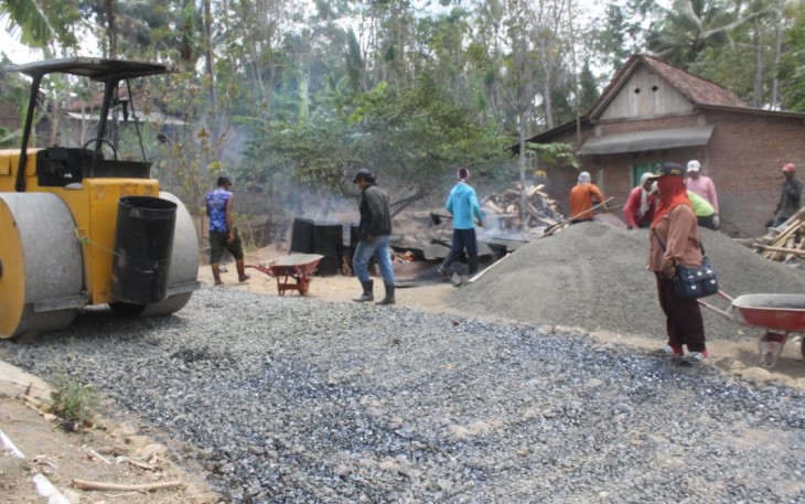 Kadus Saminah Turun Langsung Ke Lokasi Sasaran Kegiatan TMMD 106 Kodim Cilacap