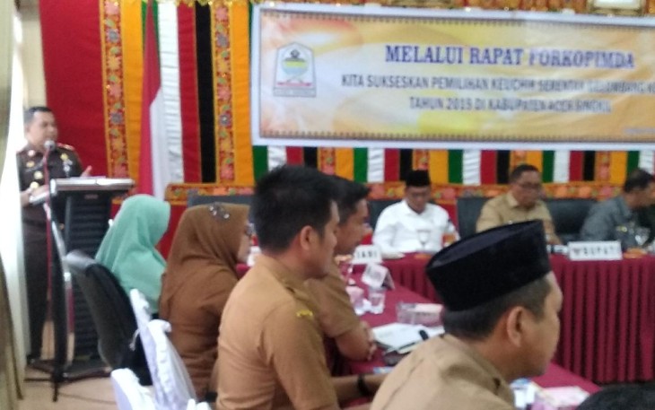 Kajari Aceh Singkil Amrizal Tahar saat menyampaikan exspose dalam rakor forkompimda di Opp Room Kantor Bupati setempat.