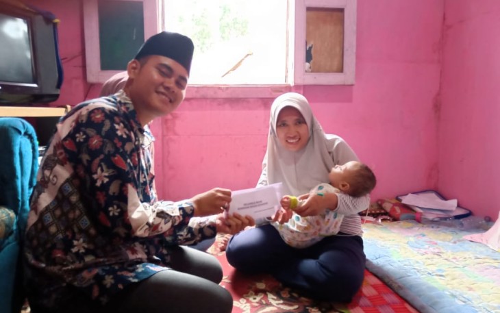 Sandes Syahputra saat memberikan bantuan kepada orang tua Asrsyakha