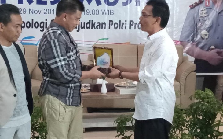 Ketua SMSI Bengkulu Dr Rahimandani saat memberikan cinderamata ke Kapolda Bengkulu Irjen Pol Supratman