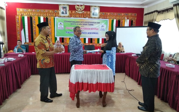 Pihak Yapkes Akper Aceh Singkil saat melakukan penyerahan kepada Pemkab setempat.