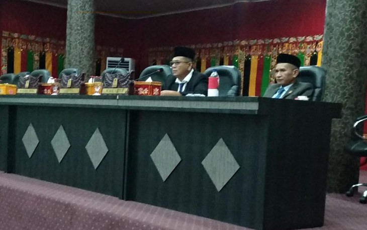 Dua pimpinan DPRK Aceh Singkil saat memimpin rapat paripurna.