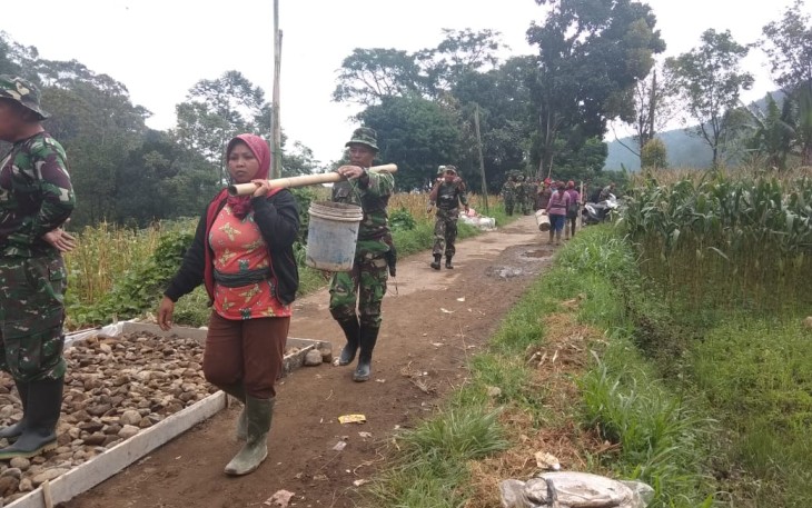 Semangat Perempuan Desa Jambangan Memanggul Pasir Dan Batu Seplit 