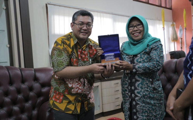 Penyerahan cindera mata 