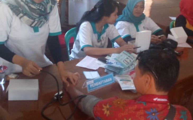 Tenaga medis KSH ketika memeriksa pasien