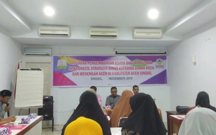 Disperindagkop dan UKM Aceh Singkil saat mengelar pengembangan usaha bagi wirausaha mikro kecil strategis tahun 2019 dihotel Alvi Singkil.