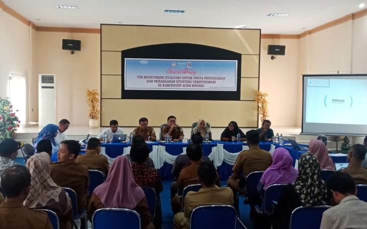 Tim Monev Aceh ketika melakukan pertemuan dengan pihak Pemkab Aceh Singkil diaula Dinas Kesehatan setempat.
