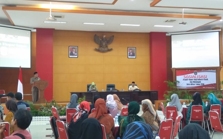 Plt Walikota Blitar Drs. Santoso saat membuka acara Sosialisasi Ekspor Impor Bagi Industri Kecil dan Menengah Kota Blitar