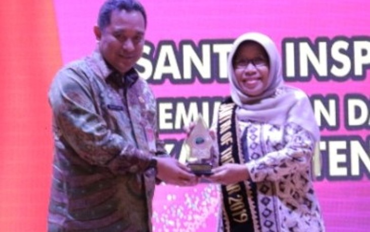 Bupati Tegal Raih Anugerah Santri of The Year 2019 Kategori Inspiratif Bidang Kepemimpinan