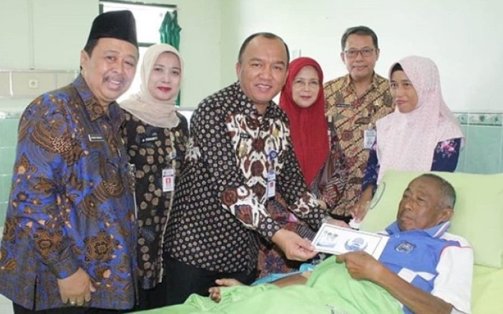 Wakil Walikota Tegal Berikan Bingkisan Bagi Pasien Katarak