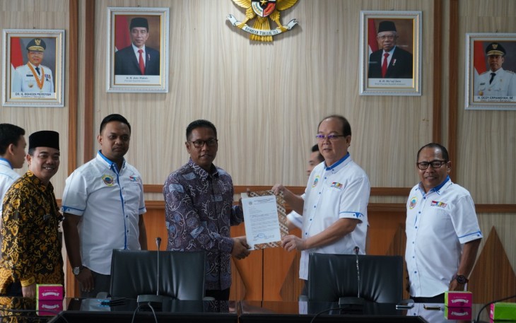Wakil Gubernur Bengkulu Dedy Ermasyah Foto Bersama Ketua Pertubuhan Masyarakat Indonesia Pulau Penang Eddy Virgo 