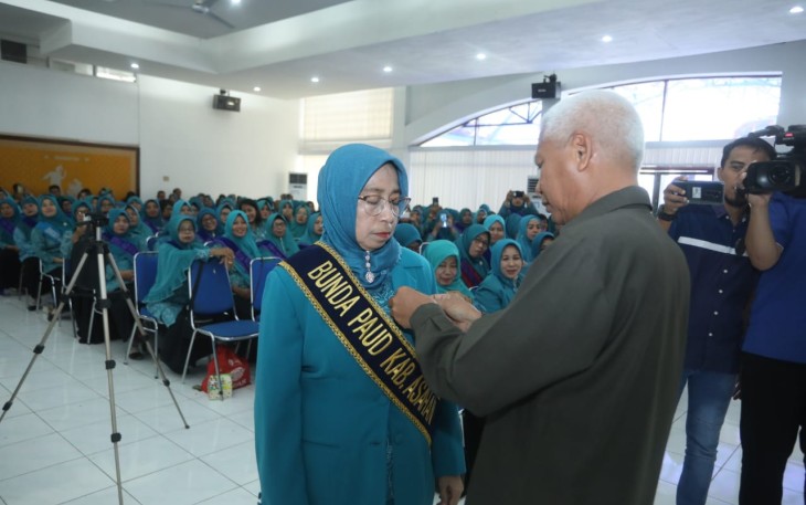 H Surya Kukuhkan Hj Titiek Sugiharti Jadi Bunda PAUD Kabupaten Asahan