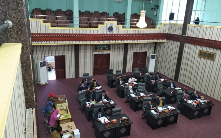 Anggota DPRK Aceh Singkil saat mengikuti rapat paripurna.