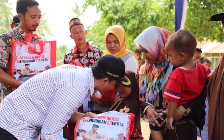 Bupati Parosil Mabsus memberikan secara langsung Seragam sekolah gratis