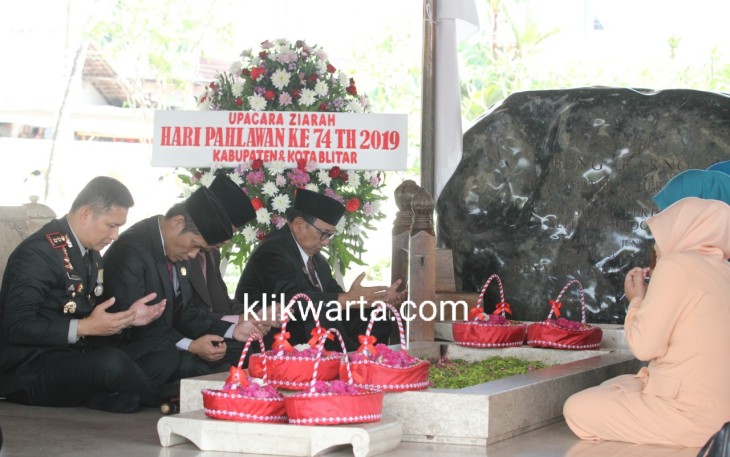 Bupati Blitar Rijanto didampingi Wakil Bupati Blitar Marhaenis Urip Widodo dan Ketua DPRD Kabupaten Blitar Suwito Saren Satoto dengan Kapolres Blitar AKBP Budi H.