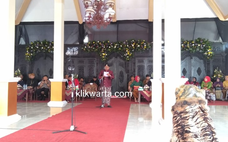 Bupati Blitar Drs. H. Rijanto M.M. saat memberikan sambutan dalam acara ritual Siraman Gong Kyai Pradah tahun 2019 di Sutojayan Kabupaten Blitar.