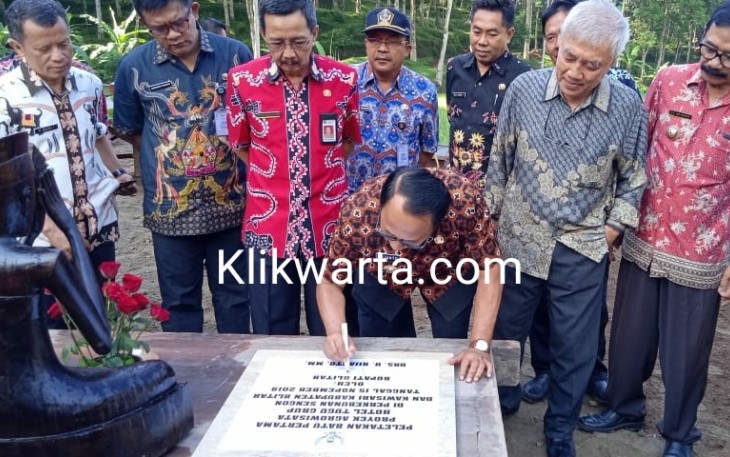 Bupati Rijanto Saat Menandatangani Prasasti Peletakan Batu Pertama Pembangunan Resort 