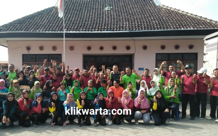Peserta aksi makan telur bersama di halaman Laboratorium Disnakkan Pemkab Blitar