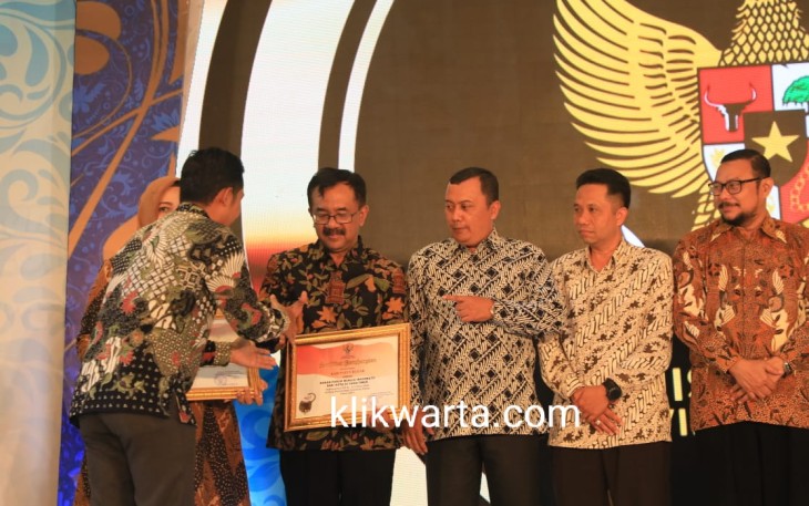 Asisten Administrasi Umum Setda Pemkab Blitar Mahadin (empat dari kanan) saat menerima penghargaan dari Komisi Informasi Jawa Timur.