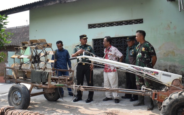 Dandim 0723/Klaten Letkol Kav Minarso Melakukan Cek Kondisi Alat Mesin Pertanian