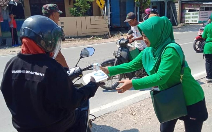 Pembagian nasi kotak dalam jumat berkah