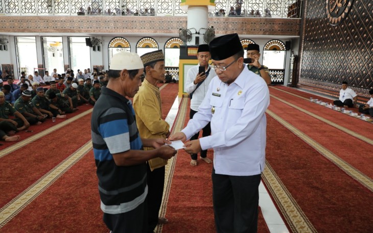 Asisten II Ekbang Asahan Drs Jhon Hardi Nasution Berikan Santuan Pada Anak Yatim Dan Duafa 