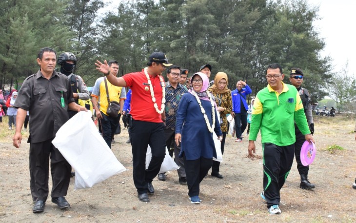 Bupati Tegal Tegal Umi Azizah Bersama 5000 Relawan Bersihkan Pantai Cemara
