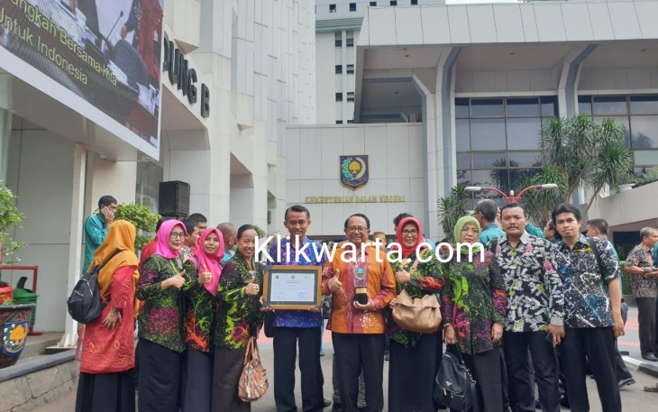 Bupati Blitar Rijanto Saat Berfoto Bersama Seusai Menerima Penghargaan Swasti Saba Wistara